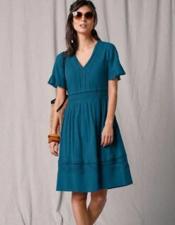 Robe Courte Crépon Et Macramé Manches Courtes Volantées