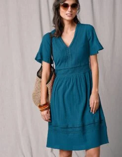 Robe Courte Crépon Et Macramé Manches Courtes Volantées 12 Robe Courte Crépon Et Macramé Manches Courtes Volantées -Femmes Vêtements Magasin 501502 C00 zoomx vue4