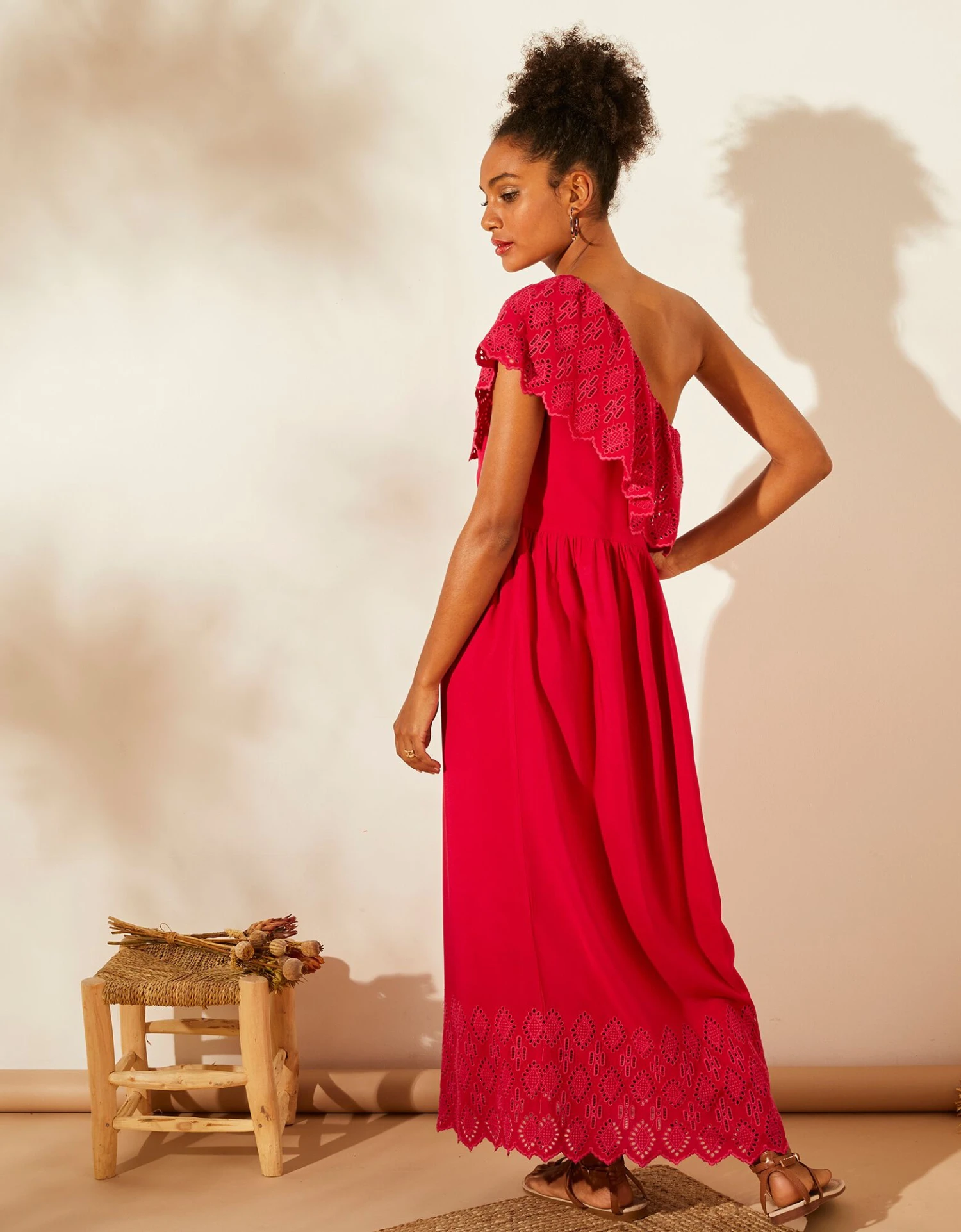 Robe Longue One Shoulder Avec Volant Broderie Anglaise 4 Robe Longue One Shoulder Avec Volant Broderie Anglaise – Image 2