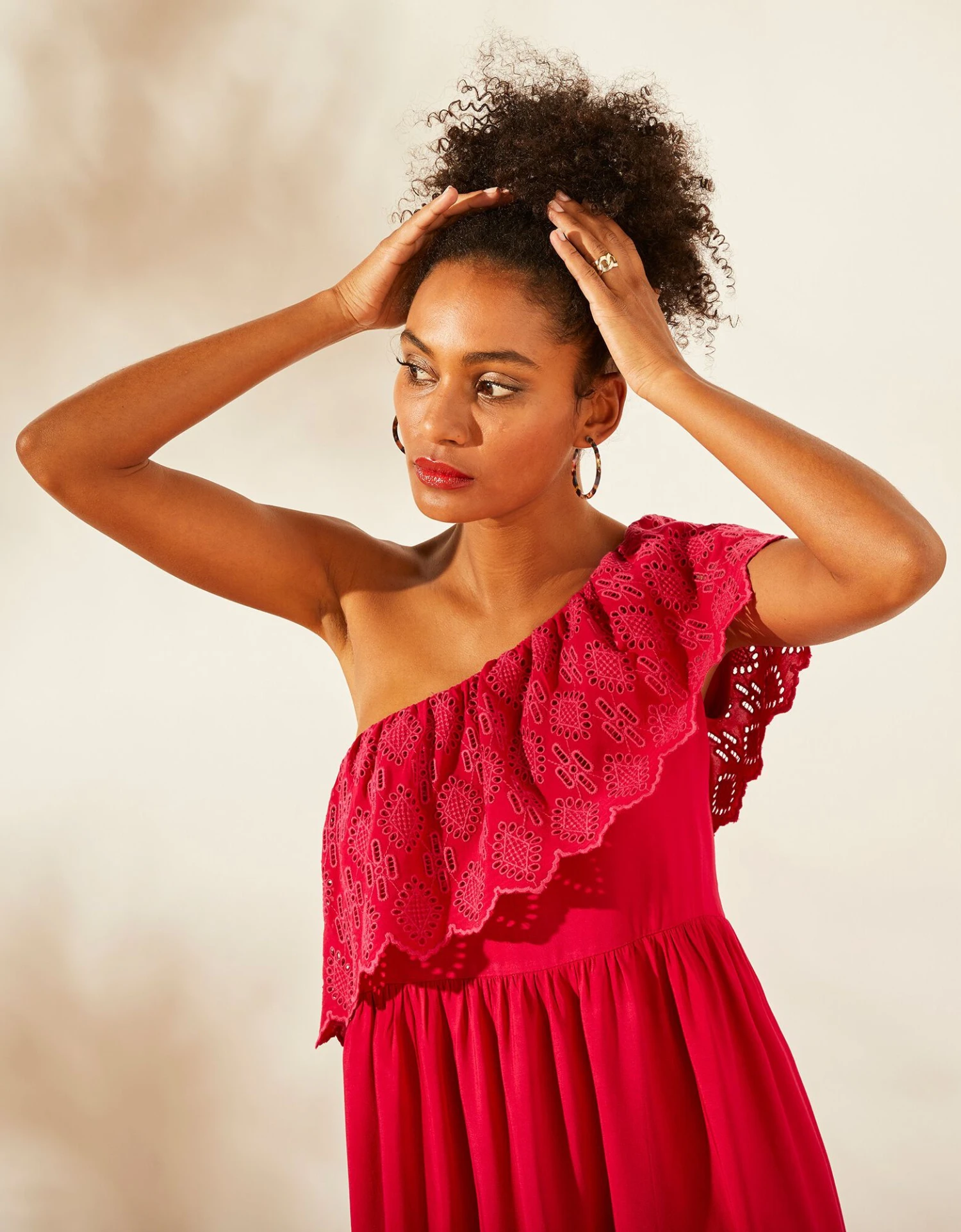 Robe Longue One Shoulder Avec Volant Broderie Anglaise 5 Robe Longue One Shoulder Avec Volant Broderie Anglaise – Image 3