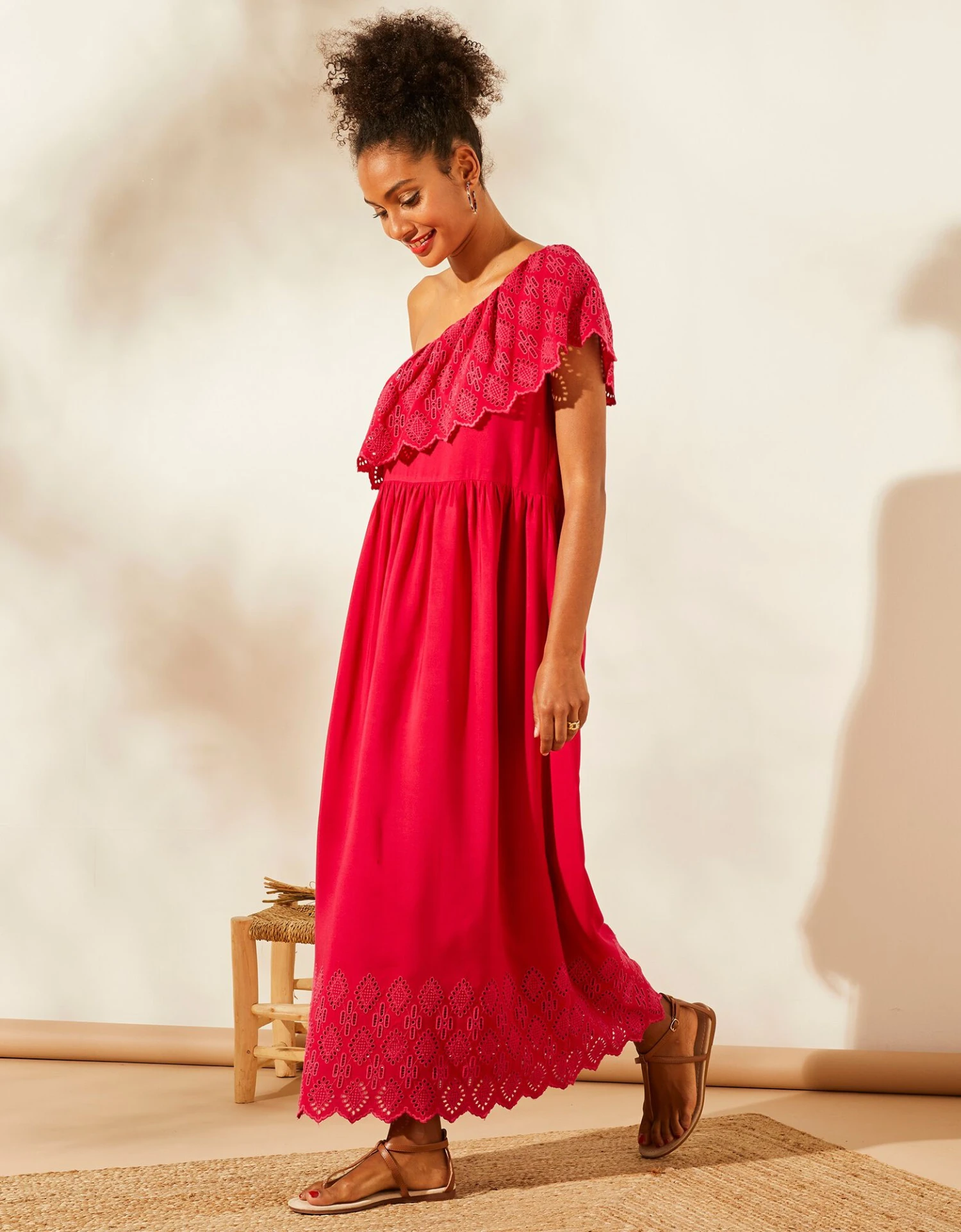 Robe Longue One Shoulder Avec Volant Broderie Anglaise 6 Robe Longue One Shoulder Avec Volant Broderie Anglaise – Image 4