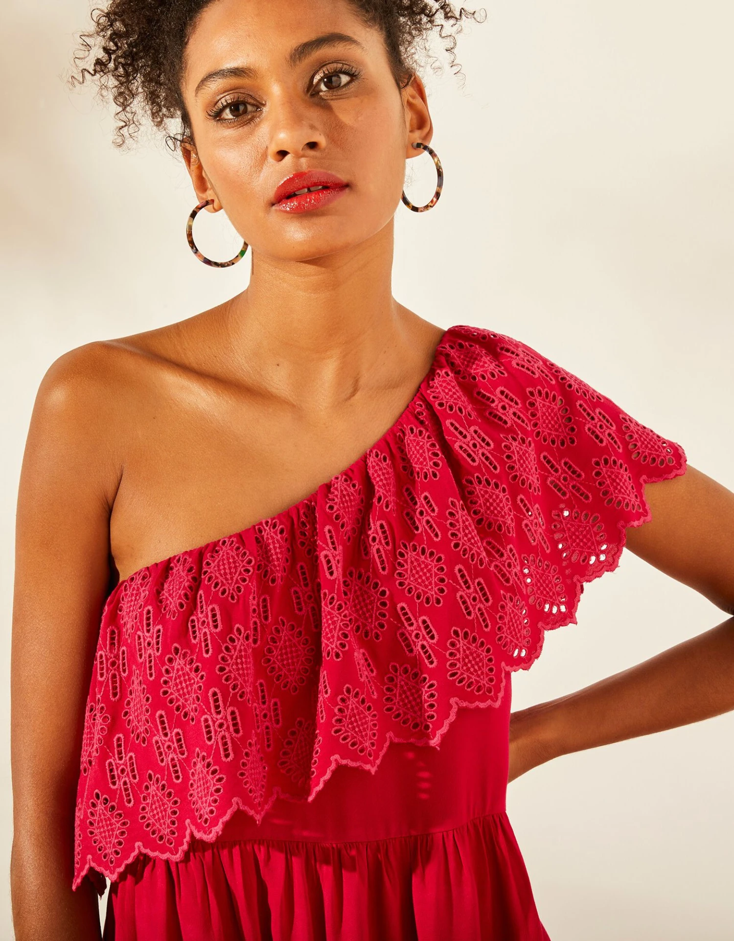 Robe Longue One Shoulder Avec Volant Broderie Anglaise 7 Robe Longue One Shoulder Avec Volant Broderie Anglaise – Image 5