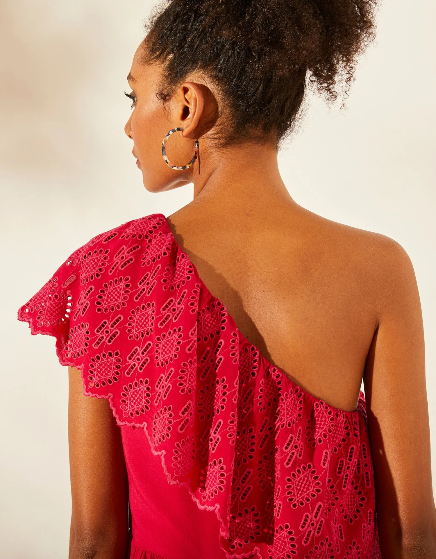 Robe Longue One Shoulder Avec Volant Broderie Anglaise 9 Robe Longue One Shoulder Avec Volant Broderie Anglaise – Image 7