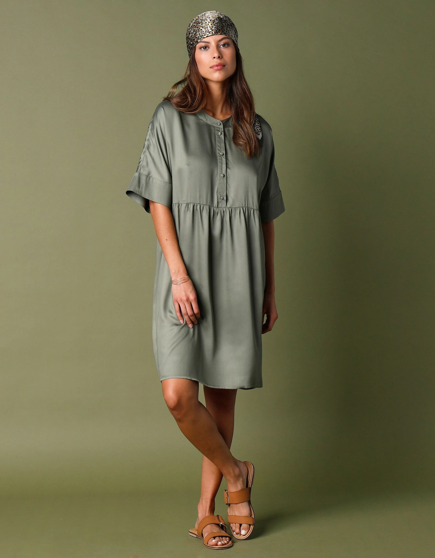 Robe Courte Ample En Satin 4 Robe Courte Ample En Satin – Image 2