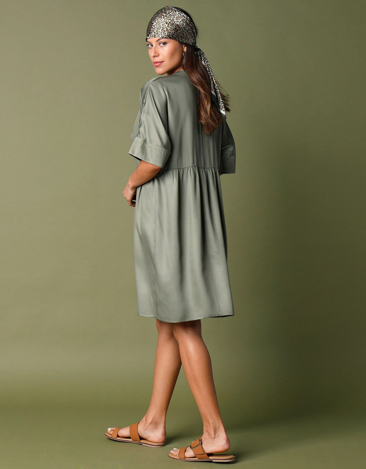 Robe Courte Ample En Satin 5 Robe Courte Ample En Satin – Image 3
