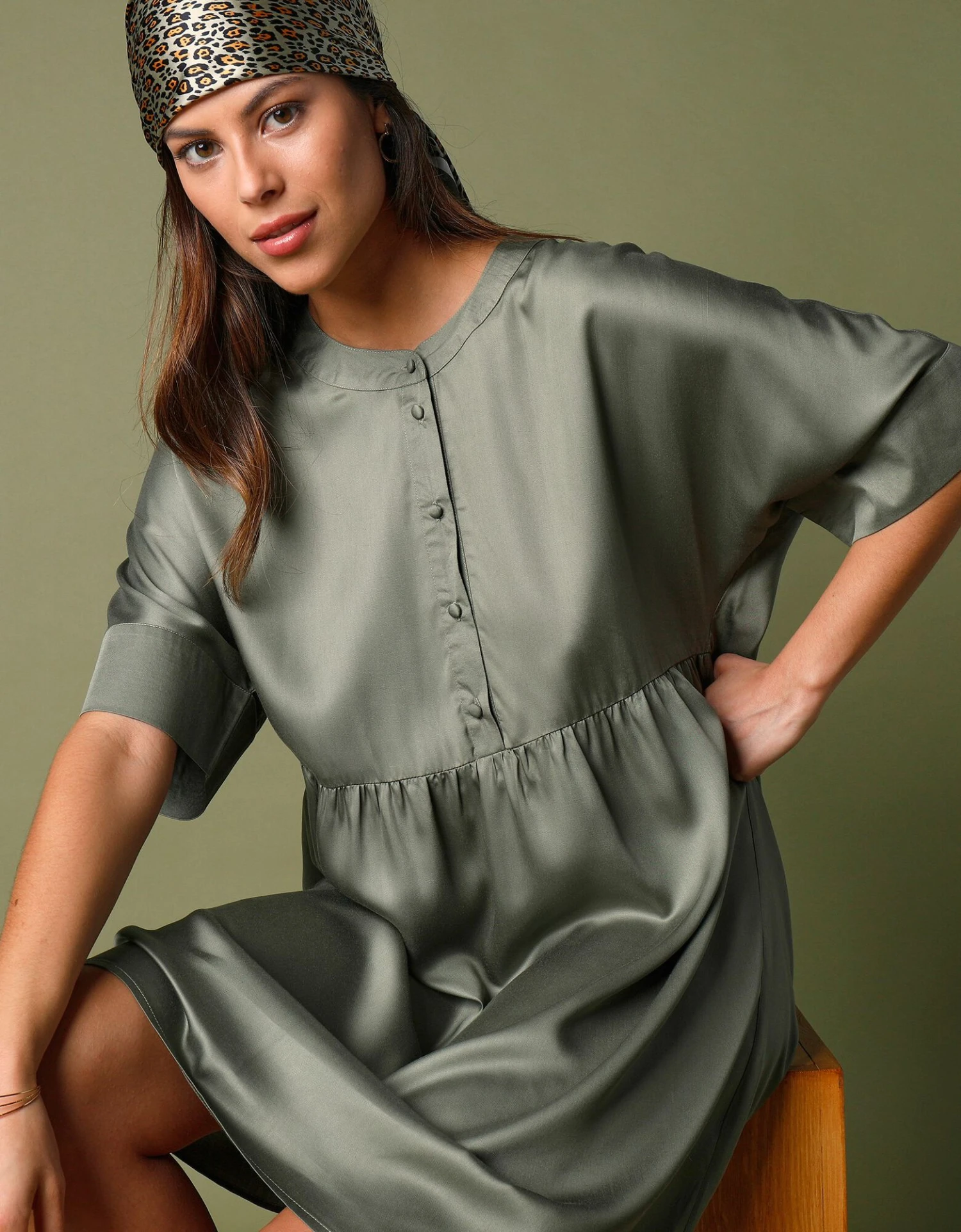 Robe Courte Ample En Satin 6 Robe Courte Ample En Satin – Image 4