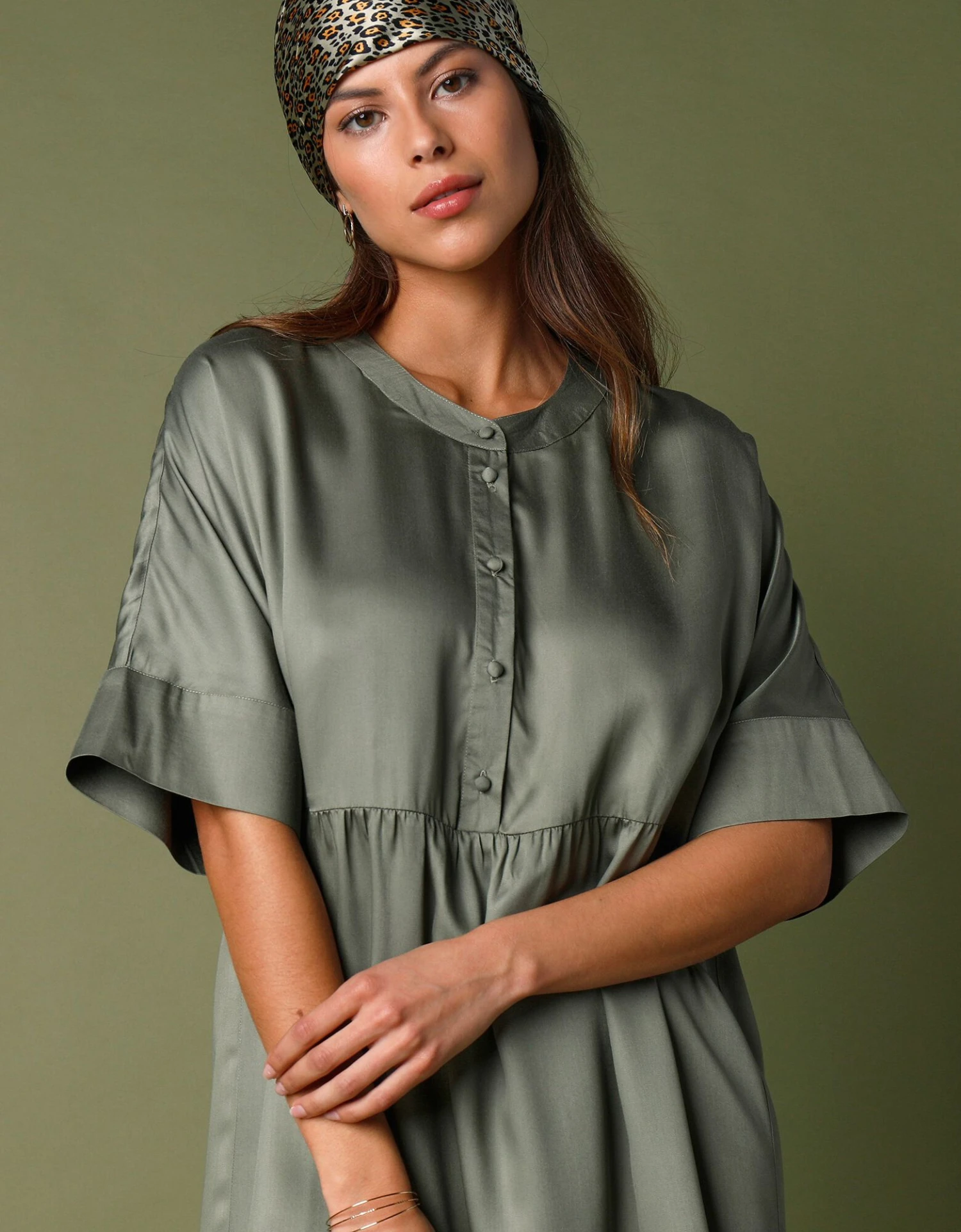 Robe Courte Ample En Satin 7 Robe Courte Ample En Satin – Image 5