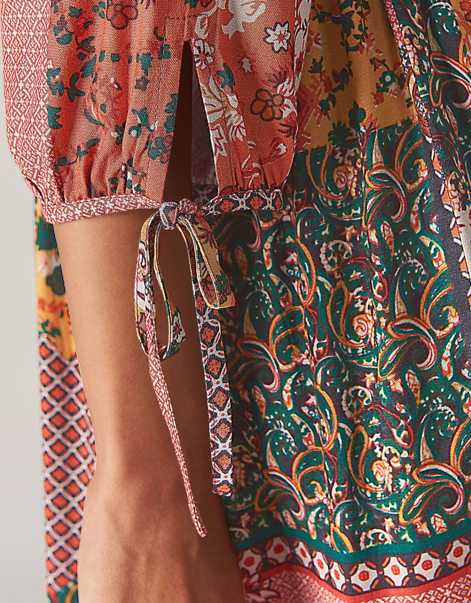 Robe Longue Imprimé Patchwork Col V 6 Robe Longue Imprimé Patchwork Col V – Image 4