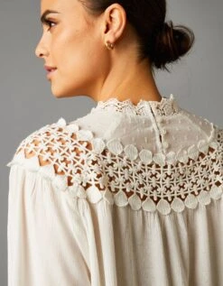 Blouse Col Montant Victorien Macramé 10 Blouse Col Montant Victorien Macramé -Femmes Vêtements Magasin 560110 C01 zoomx vue2