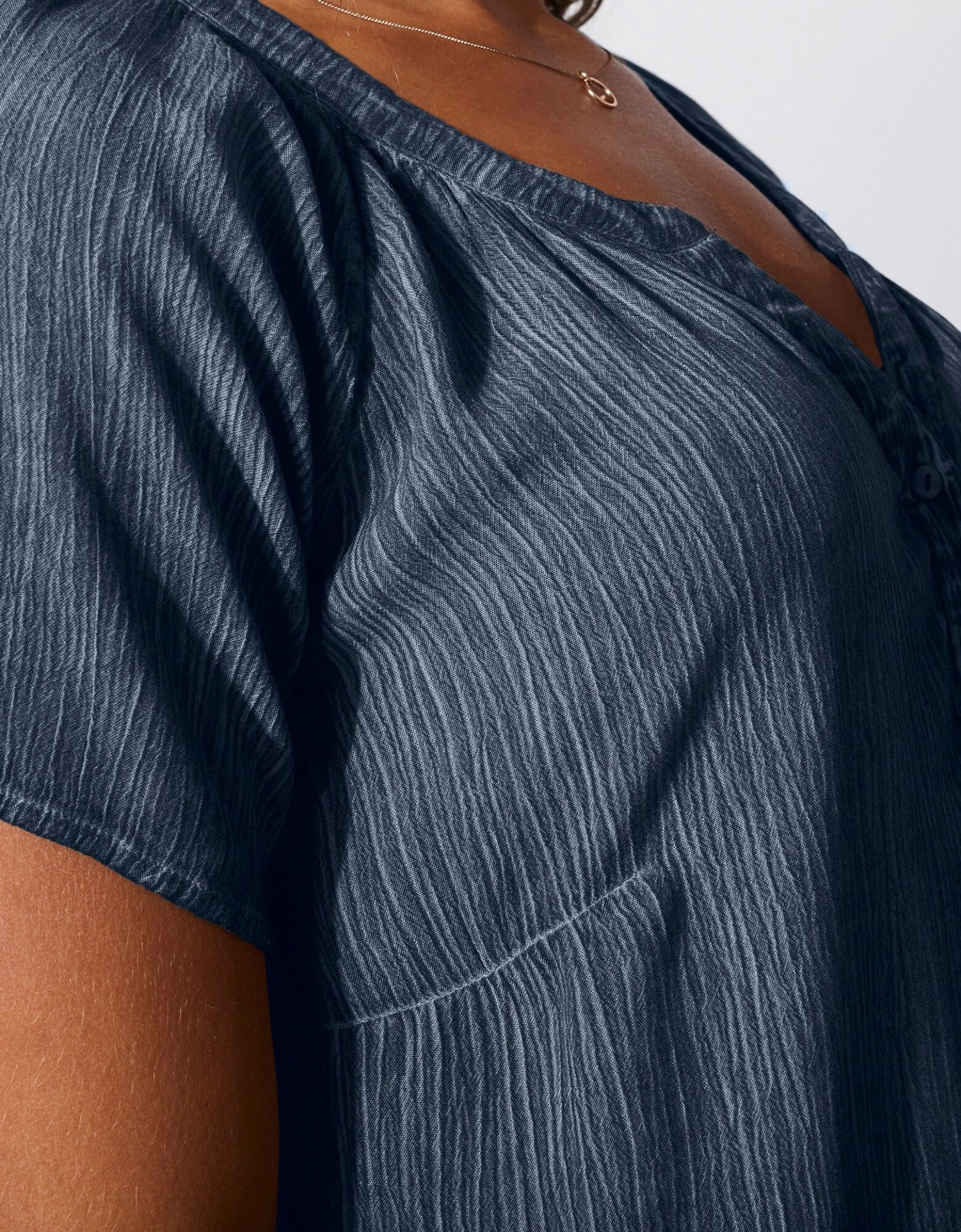 Blouse Crépon Léger Manches Courtes 6 Blouse Crépon Léger Manches Courtes – Image 4