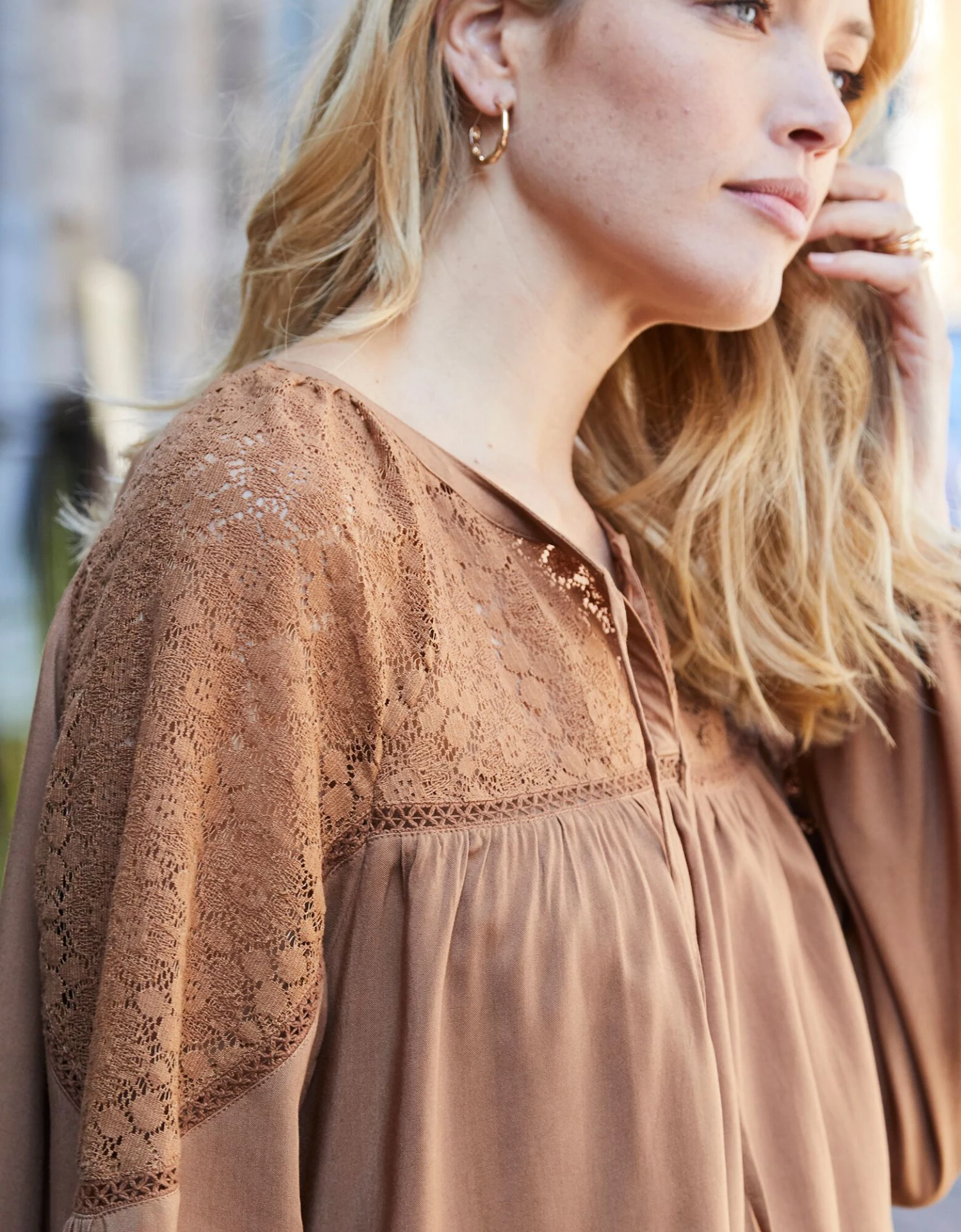 Blouse Unie Col Fantaisie Macramé 8 Blouse Unie Col Fantaisie Macramé – Image 6