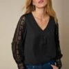 Blouse Macramé Col V Manches Longues, Crêpe Fluide -Femmes Vêtements Magasin 610687 C00 zoomx