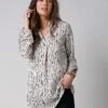 Blouse Imprimé Graphique Col Tunisien, Crêpe -Femmes Vêtements Magasin 610736 C00 zoomx