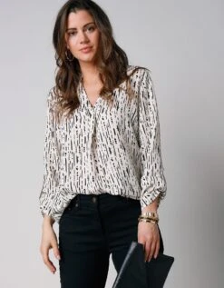 Blouse Imprimé Graphique Col Tunisien, Crêpe -Femmes Vêtements Magasin 610736 C00 zoomx vue4