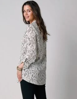 Blouse Imprimé Graphique Col Tunisien, Crêpe -Femmes Vêtements Magasin 610736 C00 zoomx vue6