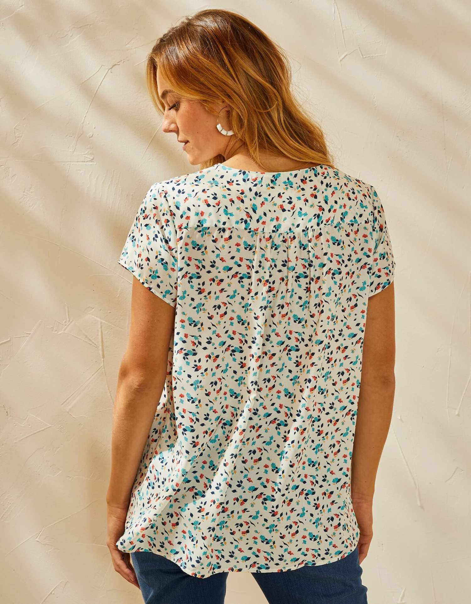 Blouse V Manches Courtes, Crêpe Imprimé Feuilles 7 Blouse V Manches Courtes, Crêpe Imprimé Feuilles – Image 5