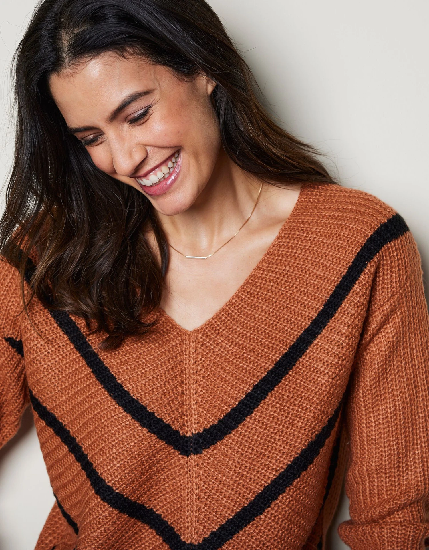 Pull Col V Rayé, Maille Anglaise Toucher Mohair 4 Pull Col V Rayé, Maille Anglaise Toucher Mohair – Image 2